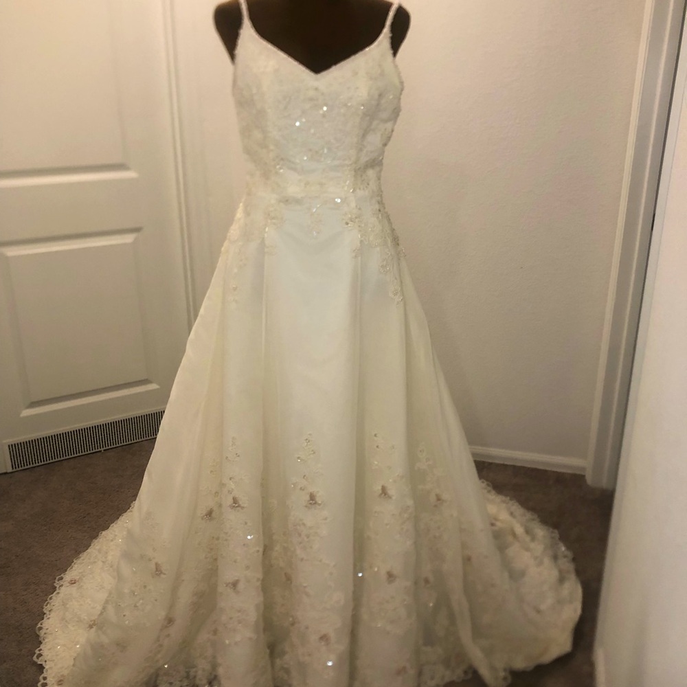Mary’s Bridal 6268 Ivory Beaded Lace Wedding Gown | Size 6